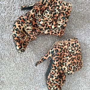 Super Sexy Leopard print buckle heels